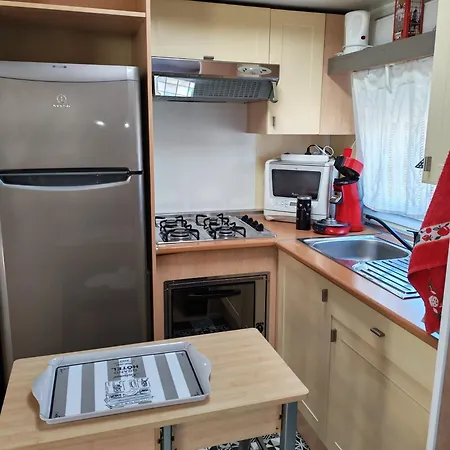 Mobil Au Bord Du De مكان تخييم فوا