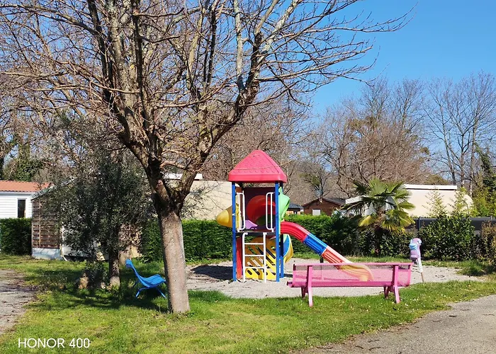 Mobil Au Bord Du De Camping *